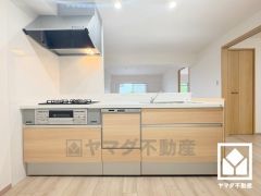 毎日の料理がもっとスムーズに。便利な3口コンロ付きキッチン。毎日の家事の負担を軽減でき、水道代の節約にもなる食器洗乾燥機付き。