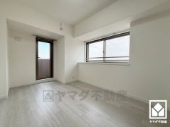 約6.3帖の洋室です。バルコニーにつながるお部屋で、通風・陽当たり良好。