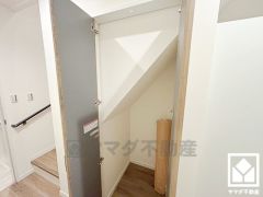 空間を無駄なく活用、階段下の賢い収納。日用品のストックや季節の荷物、趣味の道具などもしっかり収納できるので、住空間を広々お使いいただけます。