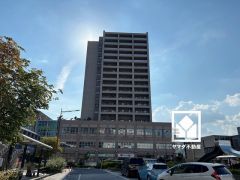 キッチン収納の多さもお料理を楽にしてくれるポイント。クリナップ製のW750サイズのカップボード「ラクエラ」も新調し、スッキリとした空間が保てます。