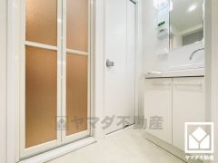 収納付きでスッキリお使い頂ける洗面台です。洗面ボウルが広めなので、忙しい朝でも身支度がしやすく時短になります。