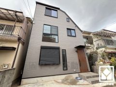 突然の来訪時でも安心なモニター付きインターホンを完備。お留守番中のお子様でも簡単に来訪者の確認ができます。