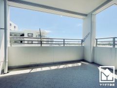 南向きバルコニーで陽当たり、風通し良好。広々としているため、お洗濯物をたっぷりと干す事ができます。