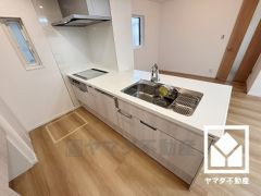 キッチン横には窓がございますので、昼間は手元が明るく、お料理がはかどります。