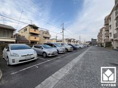敷地内に駐車場を完備。重い荷物や雨の日の移動もスムーズで、快適なカーライフを実現。空き状況等は弊社スタッフまでお気軽にお問い合わせください。