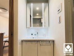 収納付きでスッキリお使い頂ける3面鏡の洗面台です。縦に2本配置されたLED照明が顔全体を明るく均等に照らしてくれるので、スキンケアやメイクがしやすくなります。