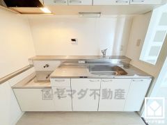 キッチンは空間を有効活用できる壁付けタイプ。