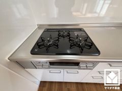 家族のごはん作りがはかどる。同時調理ができる3口コンロ付き。
