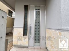 浴室には小窓が付いているので明るく、こもりがちな湿気もすぐ取り除くことができます。