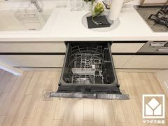 毎日の家事の負担を軽減でき、水道代の節約にもなる食器洗乾燥機付き。