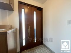 玄関にはシューズボックスを完備。家族の靴もしっかり収納できるので、玄関がいつも片付き、気持ちよくお客様を迎えられます。