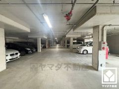 敷地内に駐車場を完備。出入口は防犯性に優れたロボットゲート付き。重い荷物や雨の日の移動もスムーズで、快適なカーライフを実現。空き状況等は弊社スタッフまでお気軽にお問い合わせください。