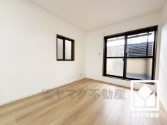 バルコニーにつながるお部屋で、通風・陽当たり良好。