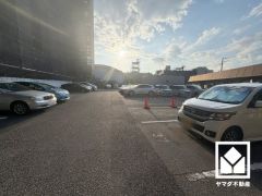 敷地内に駐車場を完備。重い荷物や雨の日の移動もスムーズで、快適なカーライフを実現。