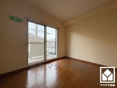 柔らかな光が差し込む洋室、快適で落ち着いた住まい。