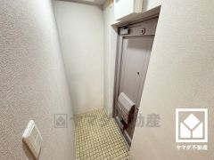 シンプルで洗練された玄関デザイン。帰るたびにホッとできる、心地よい住まいの入り口。