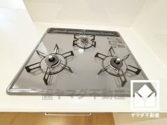 毎日の料理がもっとスムーズに。便利な3口コンロ付きキッチン。