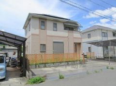 カースペースも1台分確保。玄関のそばで荷物の上げ下ろしができるので便利です。