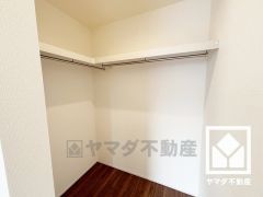 たっぷり収納できるウォークインクローゼットが2か所ございます。お洋服はもちろん、スーツケースなどの大物もしっかり収納できます。