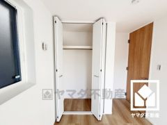 クローゼットは奥行きがあるので、収納力も申し分ありません。