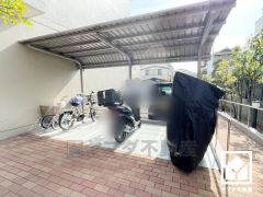 屋根付きのバイク置き場も完備。しっかり区画が整理されており、使い勝手の良い設計です。（月額500円）