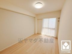 大きな窓からは明るい光が降り注ぎます。