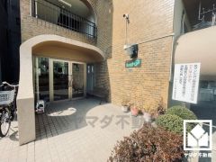 タイル張りの美しいエントランス。綺麗に整備されており、帰宅時や来客時にも気持ちの良い空間です。