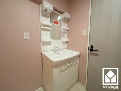 収納付きでスッキリお使い頂ける洗面台です。洗面ボウルが広めなので、忙しい朝でも身支度がしやすく時短になります。