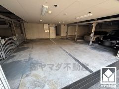 敷地内に屋内駐車場を完備。重い荷物や雨の日の移動もスムーズで、快適なカーライフを実現。空き状況等は弊社スタッフまでお気軽にお問い合わせください。