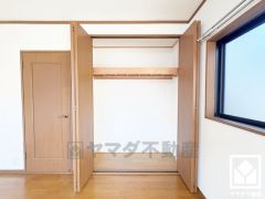 クローゼットは奥行きがあるので、収納力も申し分ありません。