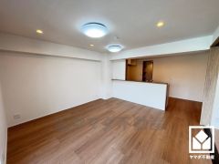 広々16帖のLDKが魅力。家族全員がリラックスできる、ゆったりとした快適リビングで温かい団らんの時間を。