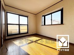 大きな窓からは明るい光が降り注ぎます。柔らかな光が差し込むお部屋で、快適で落ち着いた生活をお送りいただけます。