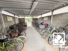 屋根付き駐輪場なので、雨や風、直射日光から自転車を守ることができます。（駐輪場：子供年額400円、大人年額1000円。バイク置き場：年額4000円～6000円。）
