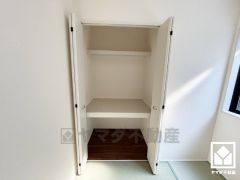 押入は奥行きがあるので、収納力も申し分ありません。