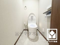 明るく清潔感溢れるトイレです。2連トイレットペーパーホルダーなのでお取替えの手間が軽減できます。