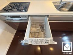 毎日の家事の負担を軽減でき、水道代の節約にもなる食器洗乾燥機付き。