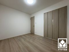 約5.5帖の洋室です。全居室に収納がございますので、お部屋の広さを最大限に活用できます。