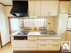間取り図では東側にキッチンが設置されていますが、現地は北側出窓部分にキッチンが設置されています。キッチン横には勝手口があり、換気やゴミ出しなどに便利です。昼間は手元が明るく、お料理がはかどります。