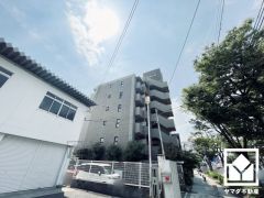 洋室は約5帖で、お子様のお部屋などにも丁度良い広さです。窓があり、明るい陽光がたっぷり差し込む心地よい生活空間となっております。