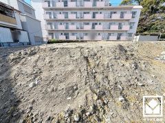 南側すぐの距離に県道606号線が通っています。阪神高速豊中南インターチェンジも近く、車での移動にも便利な立地です。