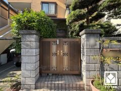 洗練されたデザインの玄関スペース。上質な空間演出でお出迎え、住まいの第一印象を美しく。