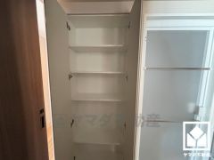 バスタオルやパジャマ等を収納できるリネン庫。洗剤等のストックも収納できるので、洗面室をすっきり清潔に保つことができそうです。