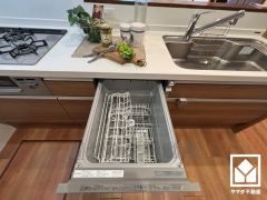 毎日の家事の負担を軽減でき、水道代の節約にもなる食器洗乾燥機付き。