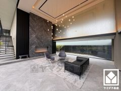 広々としたロビーが、心地よい開放感を演出。ラグジュアリーな空間で、優雅な毎日を。