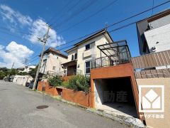 前面道路幅員約6.0mとゆったりとした広さがあるのでファミリーカー等の車の出入れも楽にできます。