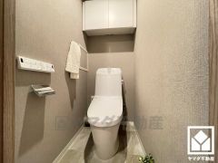 落ち着いたデザインと使いやすさを両立した、快適なトイレのある住まい