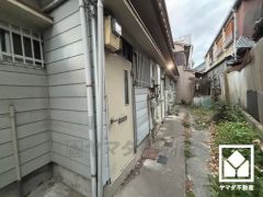 旗竿地で土地が道路から離れており、騒音や排気ガスの影響を受けにくいため、静かな環境で落ち着いた生活をお送りいただけます。