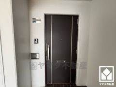 突然の来訪時でも安心なモニター付きインターホンを完備。お留守番中のお子様でも簡単に来訪者の確認ができます。