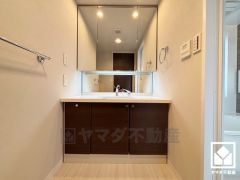 収納付きでスッキリお使い頂ける3面鏡の洗面台です。ワイドなカウンターで、忙しい朝でも身支度がしやすく時短になります。