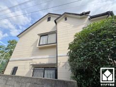 収納付きでスッキリお使い頂ける洗面台がございます。シャワー付きなので、忙しい朝でも身支度がしやすく時短になります。